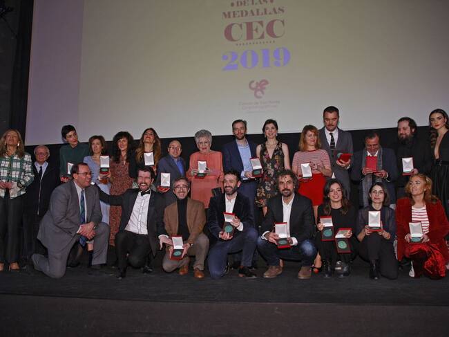 Foto de familia de los galardonados con las Medallas del Círculo de Escritores Cinematográficos 2019. En el centro, bajo el logo, Guillermo de Oliveira y Luisa Cowell, director y productora de "Desenterrando Sad Hill"