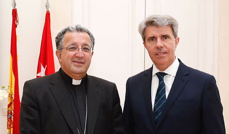 El presidente de la Comunidad de Madrid, Ángel Garrido, (d) y el obispo de Getafe, Ginés García Beltrán.