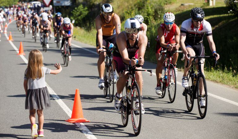 Varios corredores durante la prueba ciclista de la décima edición del Triatlón Internacional de Vitoria.