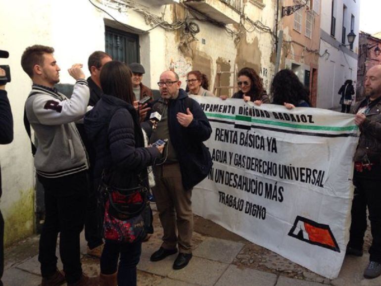 El portavoz del Campamento Dignidad denuncia ante los medios la situación del IMSS a las puertas de la misma sede