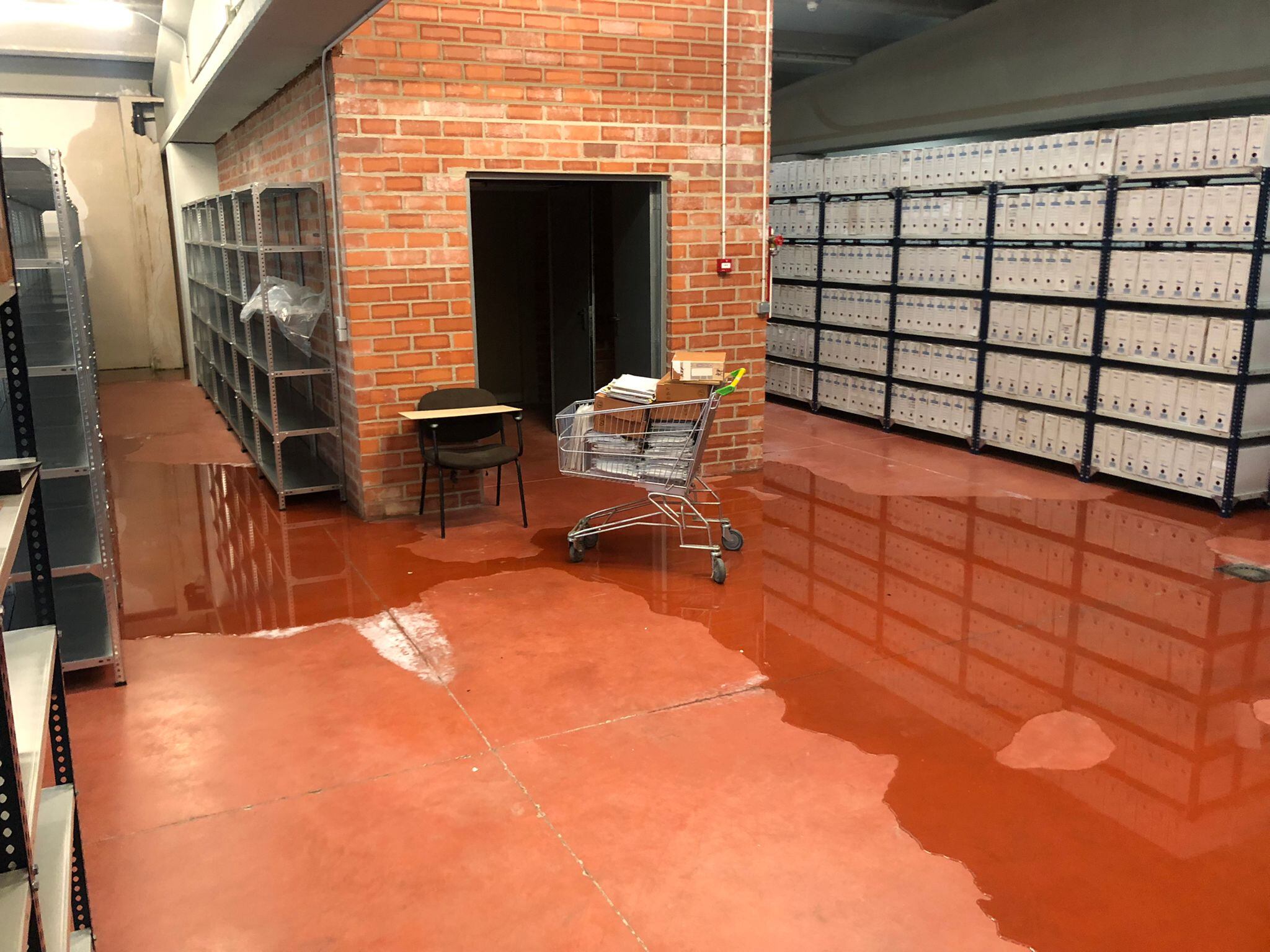 El agua de lluvia se cuela en uno de los archivos municipales de València