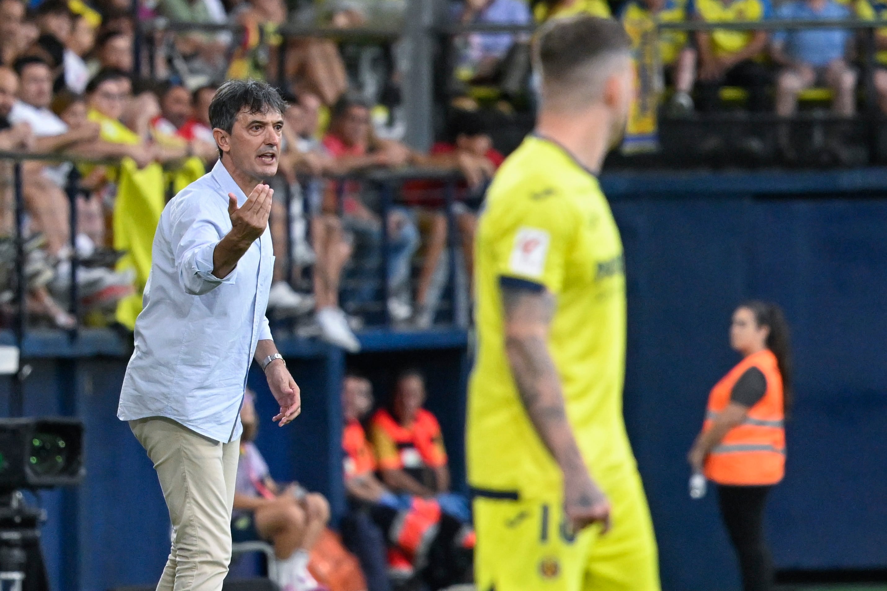 VILLARREAL (CASTELLÓN) 17/09/2023.- El nuevo entrenador del Villarreal, José Martín Rojo &quot;Pacheta&quot;, da instrucciones a sus jugadores durante el partido correspondiente a la jornada 5 de LaLiga que enfrenta al Villarreal y UD Almería este domingo en el estadio de La Cerámica (Villarreal). EFE/ Andreu Esteban
