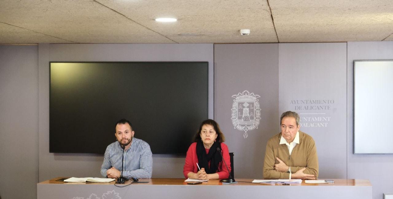 Rafa Mas, de Compromís, junto con representantes de la CAL, en rueda de prensa