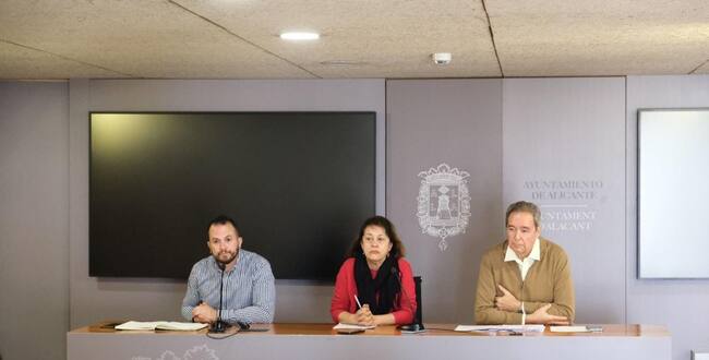 Rafa Mas, de Compromís, junto con representantes de la CAL, en rueda de prensa