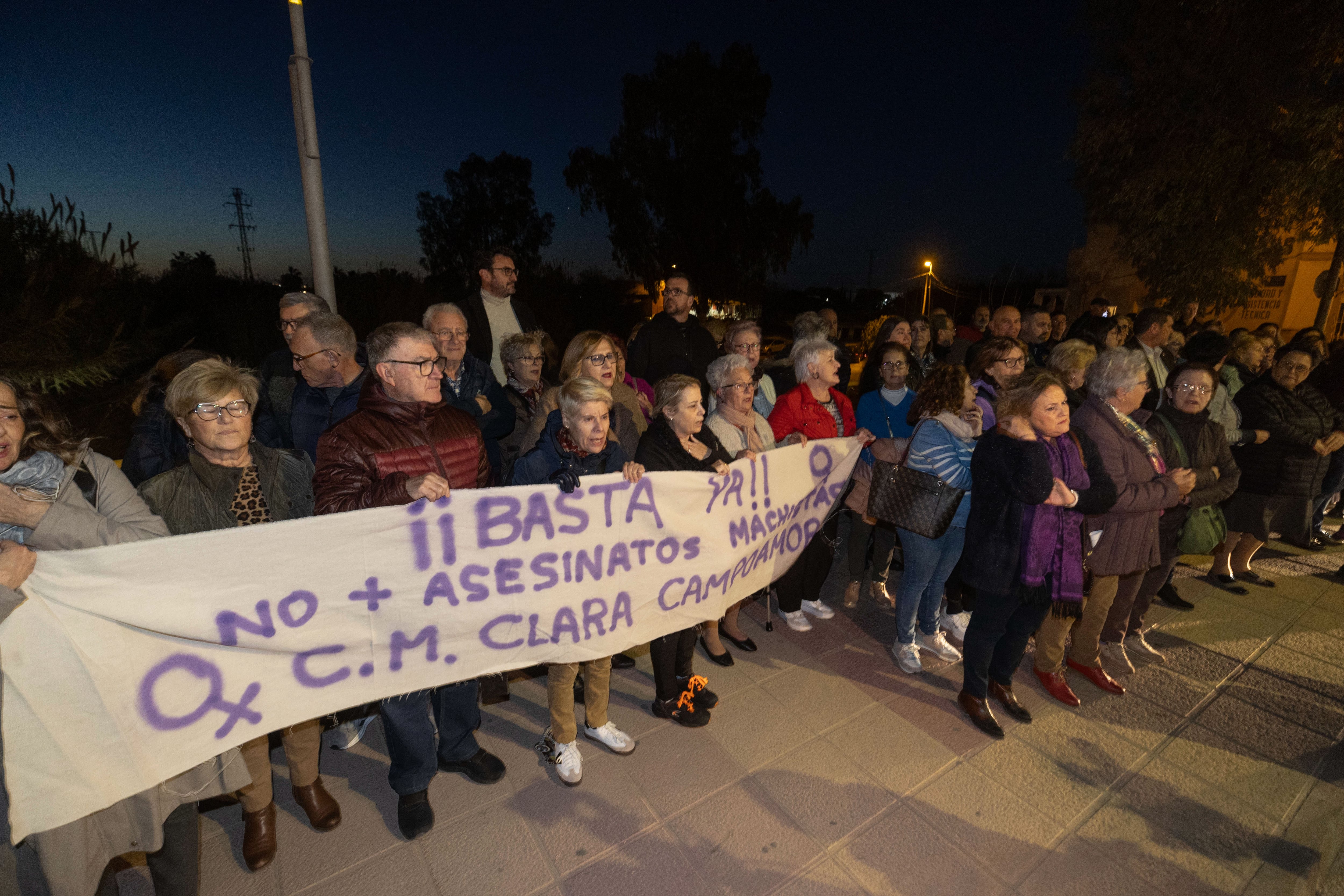 TORREAGÜERA (MURCIA), 24/01/2025.- Alrededor de un centenar de personas han arropado en la tarde de este viernes a la familia de la mujer de 79 años que murió este miércoles por disparos del exnovio de su hija que iban dirigidos a su expareja en un bar próximo a abrir en la pedanía murciana de Torreagüera. EFE/ Marcial Guillén
