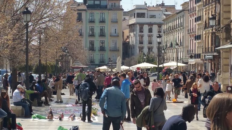 Foto de archivo de granadinos y visitantes en Plaza Nueva