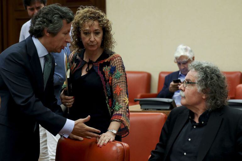 El portavoz de ERC, Joan Tardà (d), y el portavoz adjunto del PP Carlos Floriano (i), momentos antes del inicio de la reunión de la Diputación Permanente del Congreso, en la que se aprobará el orden del día del pleno de la semana