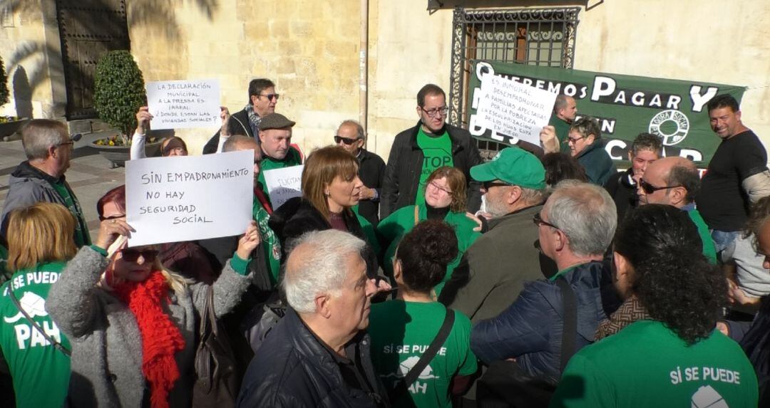 Tenso encuentro entre la PAH y la concejala de Bienestar Social