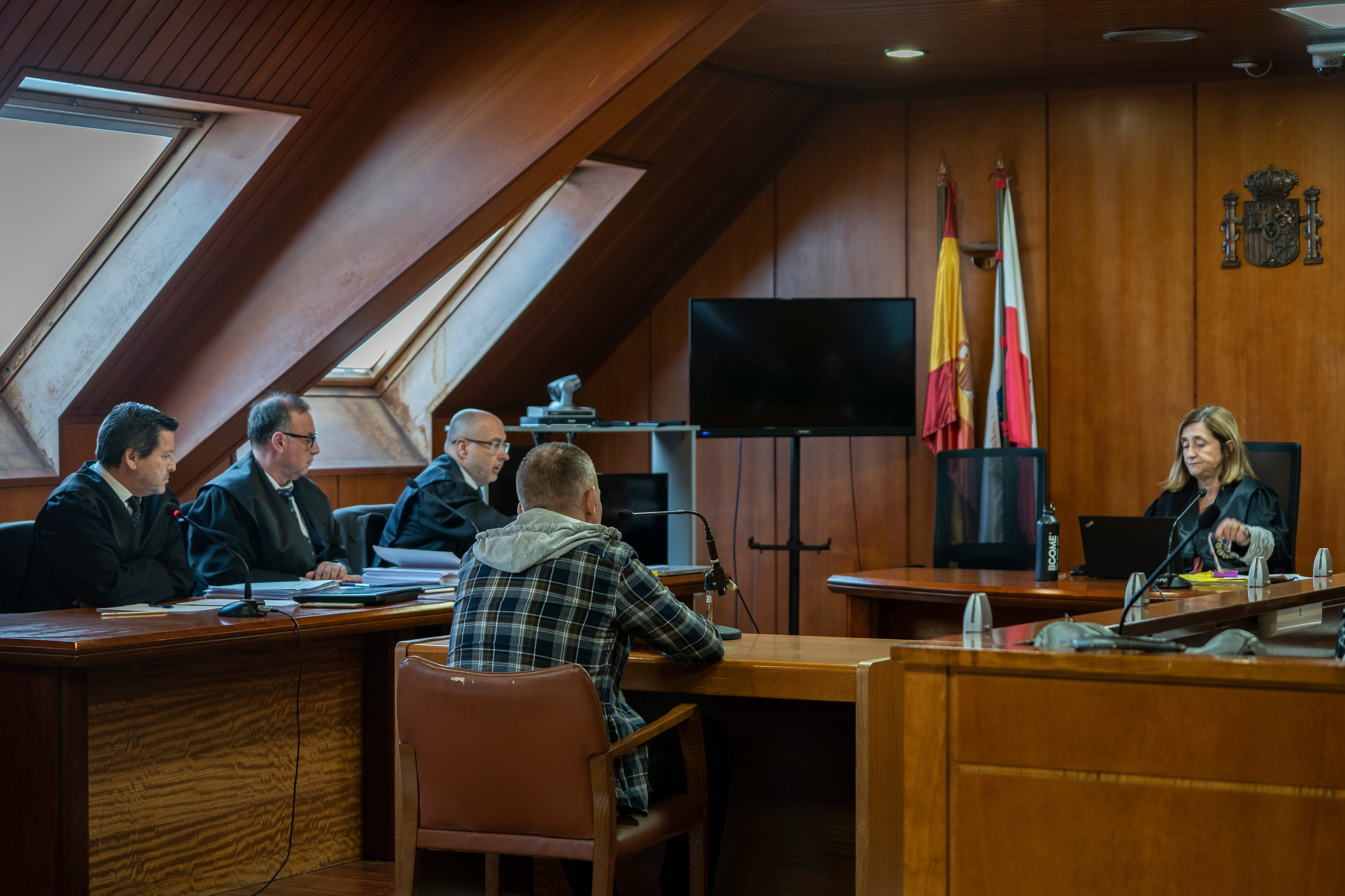 SANTANDER, 06/11/2023.- El acusado de asesinar a la mujer que le acogió en su casa de Santander (de espaldas), durante el juicio que se celebra contra él en Santander este lunes. El fiscal ha pedido que se le condene a 20 años de cárcel. EFE/ Román G. Aguilera
