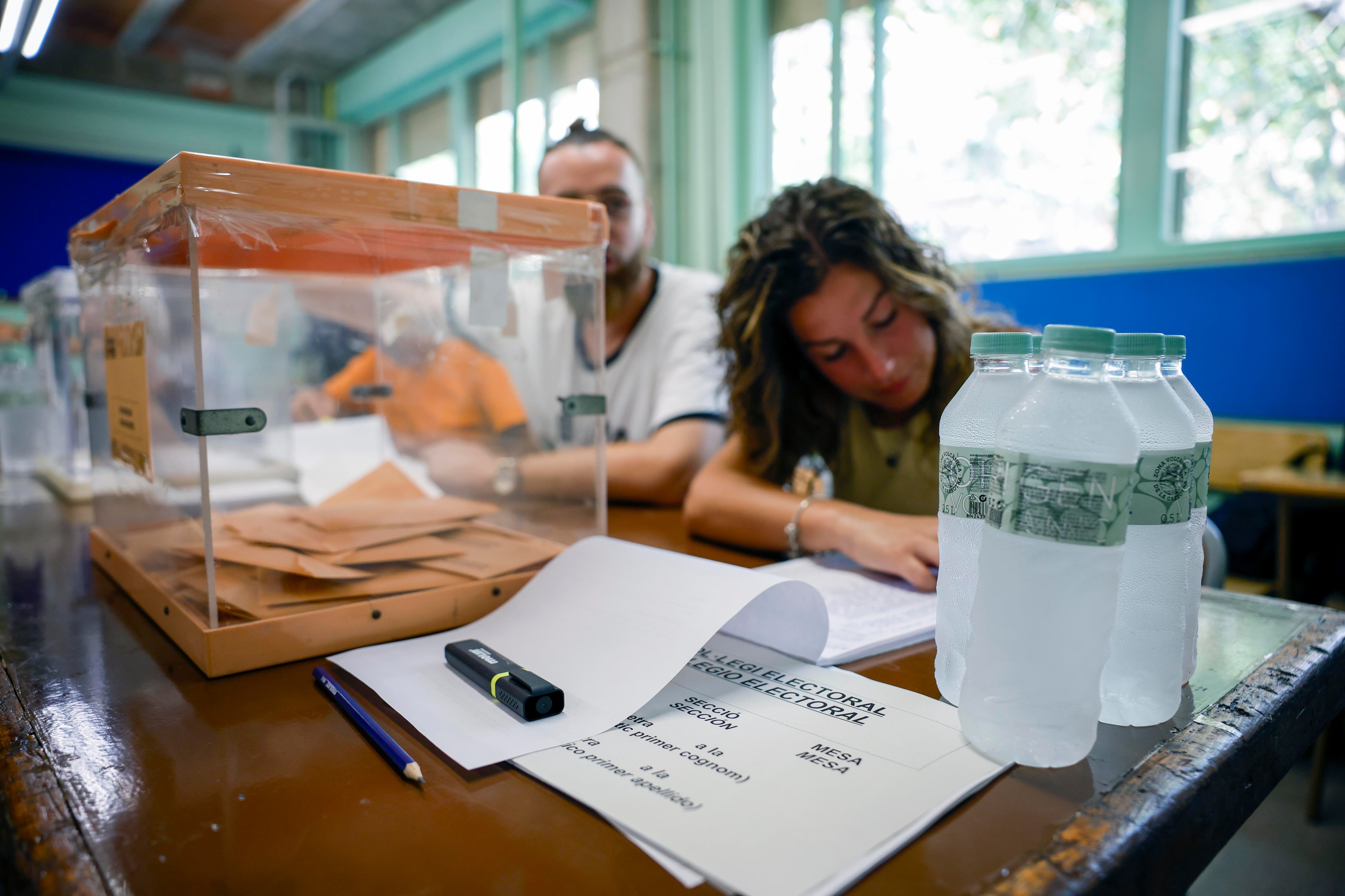 Botellas de agua fría en una mesa electoral. EFE/ Alberto Estévez