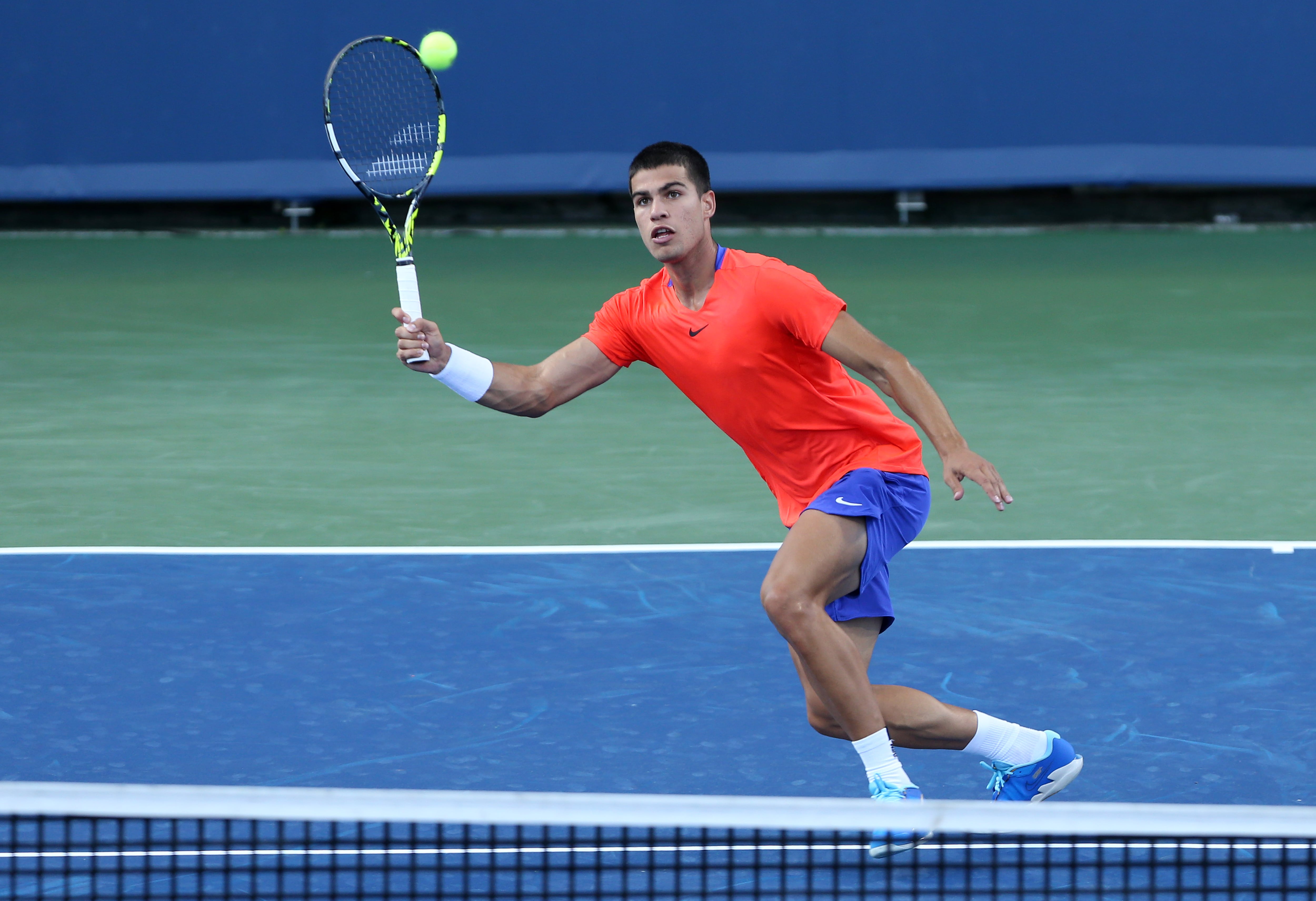 Carlos Alcaraz de  España devuelve una pelota ante Mackenzie McDonald de los Estados Unidos hoy, en un partido de la segunda ronda del Masters 1.000 de Cincinnati en el Centro de Tenis Lindner Family Tennis en Mason (EE.UU.). EFE/ Mark Lyons