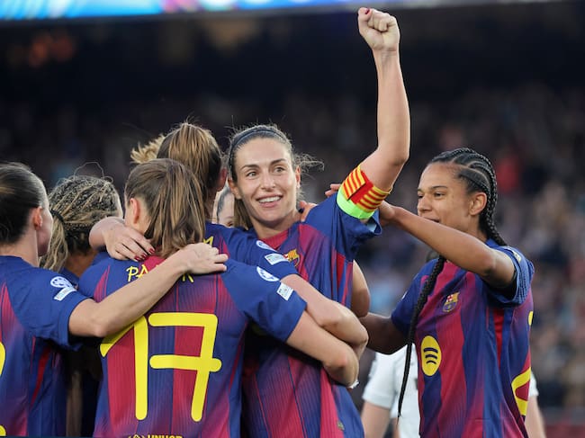 Las jugadoras del FC Barcelona celebrando uno de los goles durante el partido contra el Real Madrid Femenino en la vuelta de los cuartos de UWCL 2025/2026