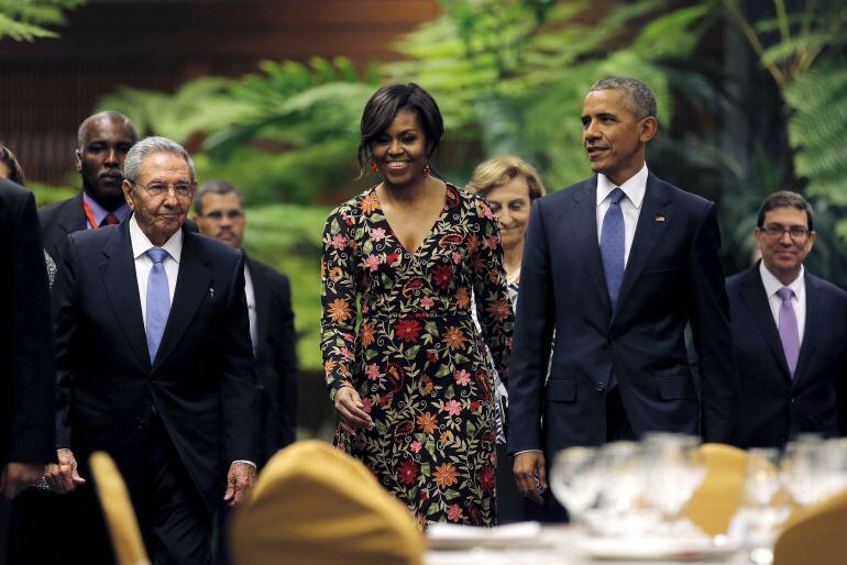 El presidente de EE UU, Barack Obama, llegando con su mujer a la cena ofrecida por Raúl Castro en La Habana.