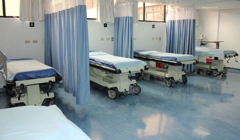 Camas en una sala de espera de hospital