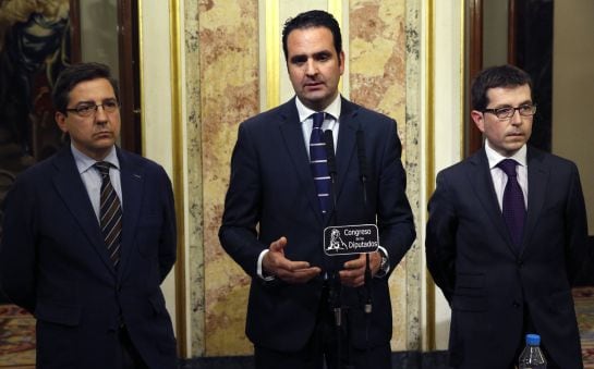 GRA476. MADRID, 01/03/2016.- Los diputados de UPN Carlos Casimiro Salvador (i) e Iñigo Jesús Alli (c) durante la rueda de prensa posterior a la primera jornada de la sesión de investidura del líder socialista, Pedro Sánchez, esta tarde en el Congreso de l