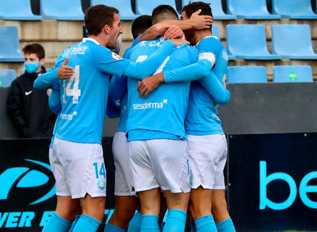 Los jugadores ibicencos festejando el primer gol