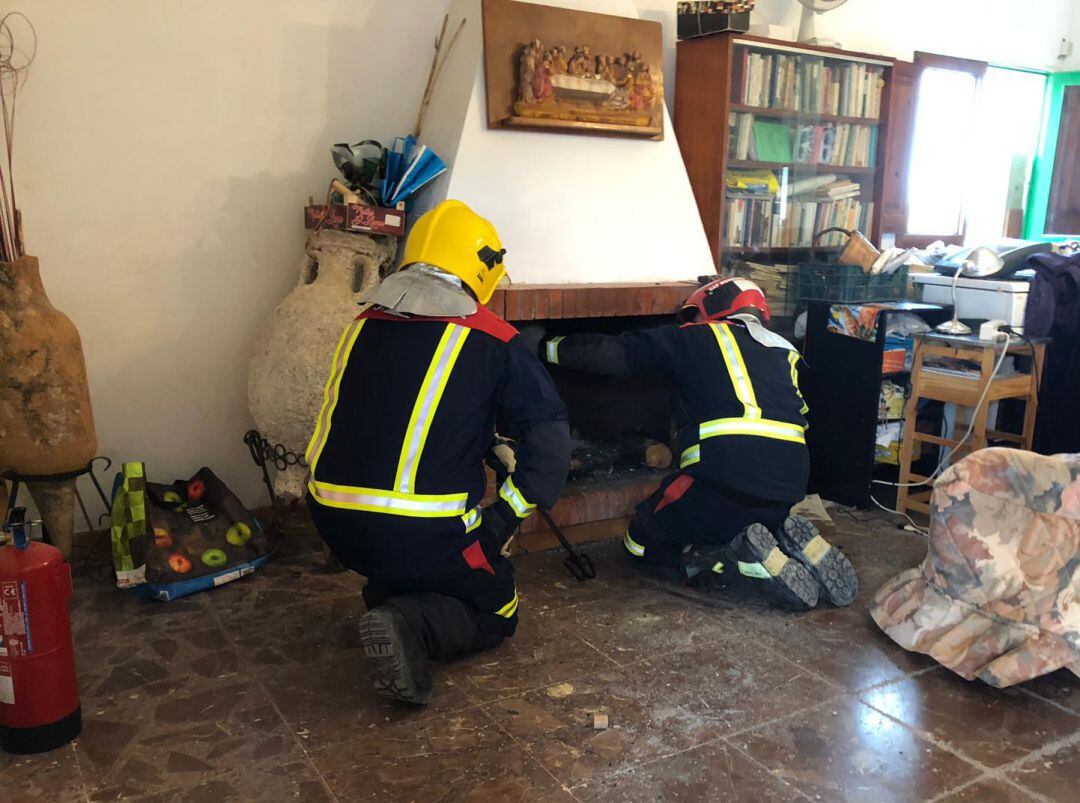 Imagen de los bomberos durante la intervención