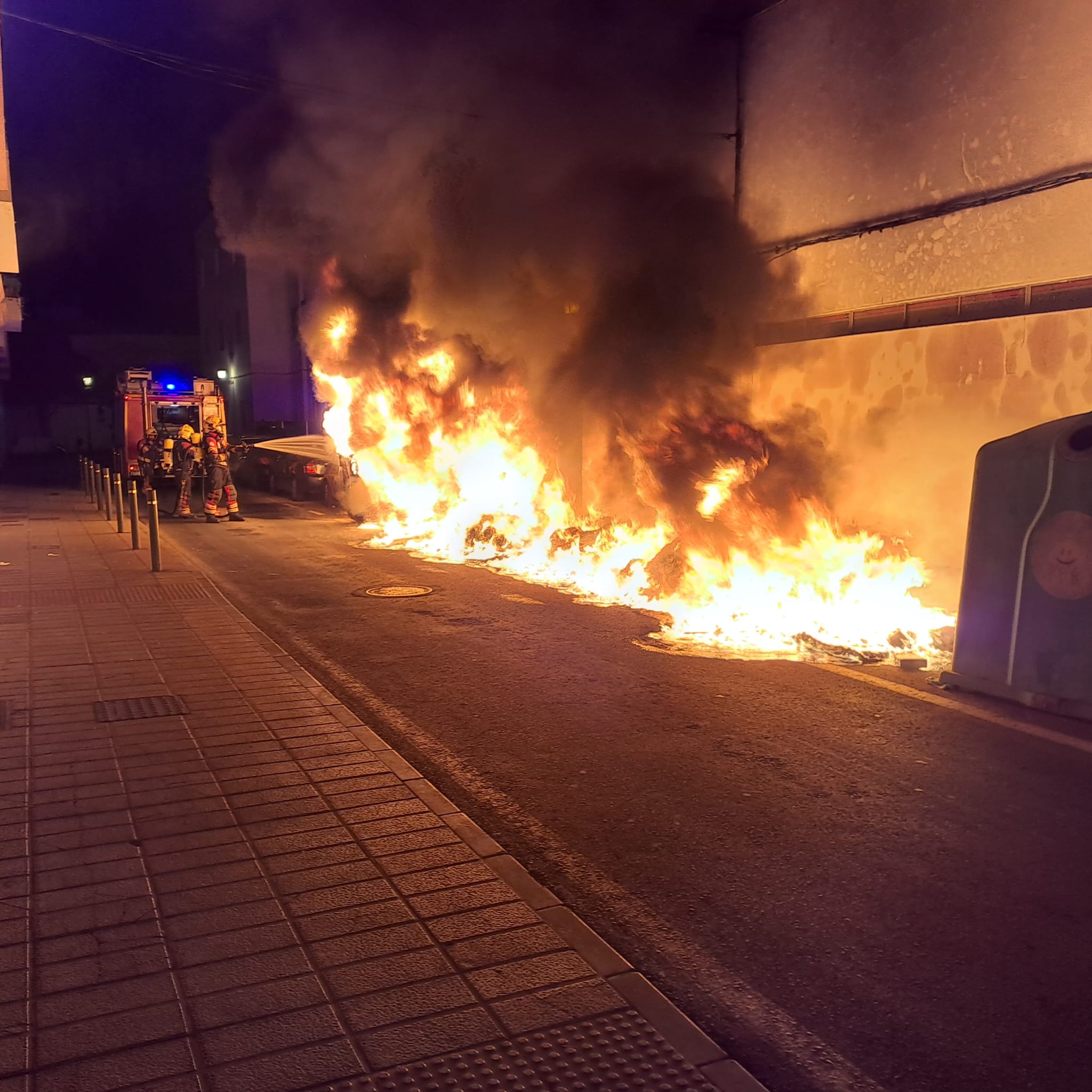 Bomberos de Lanzarote sofocando el incendio de contenedores en Arrecife.