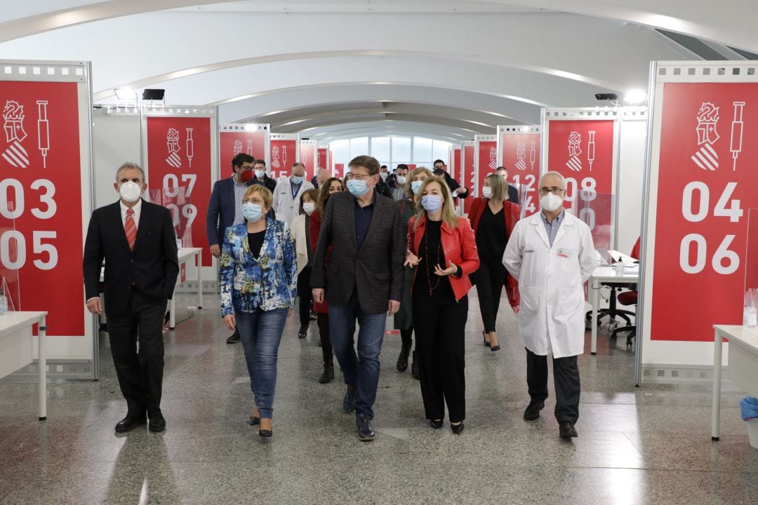 El president de la Generalitat, Ximo Puig, ha visitado este sábado junto a la consellera Ana Barceló el nuevo centro de vacunación masiva de València, en la Ciudad de las Artes y las Ciencias. 