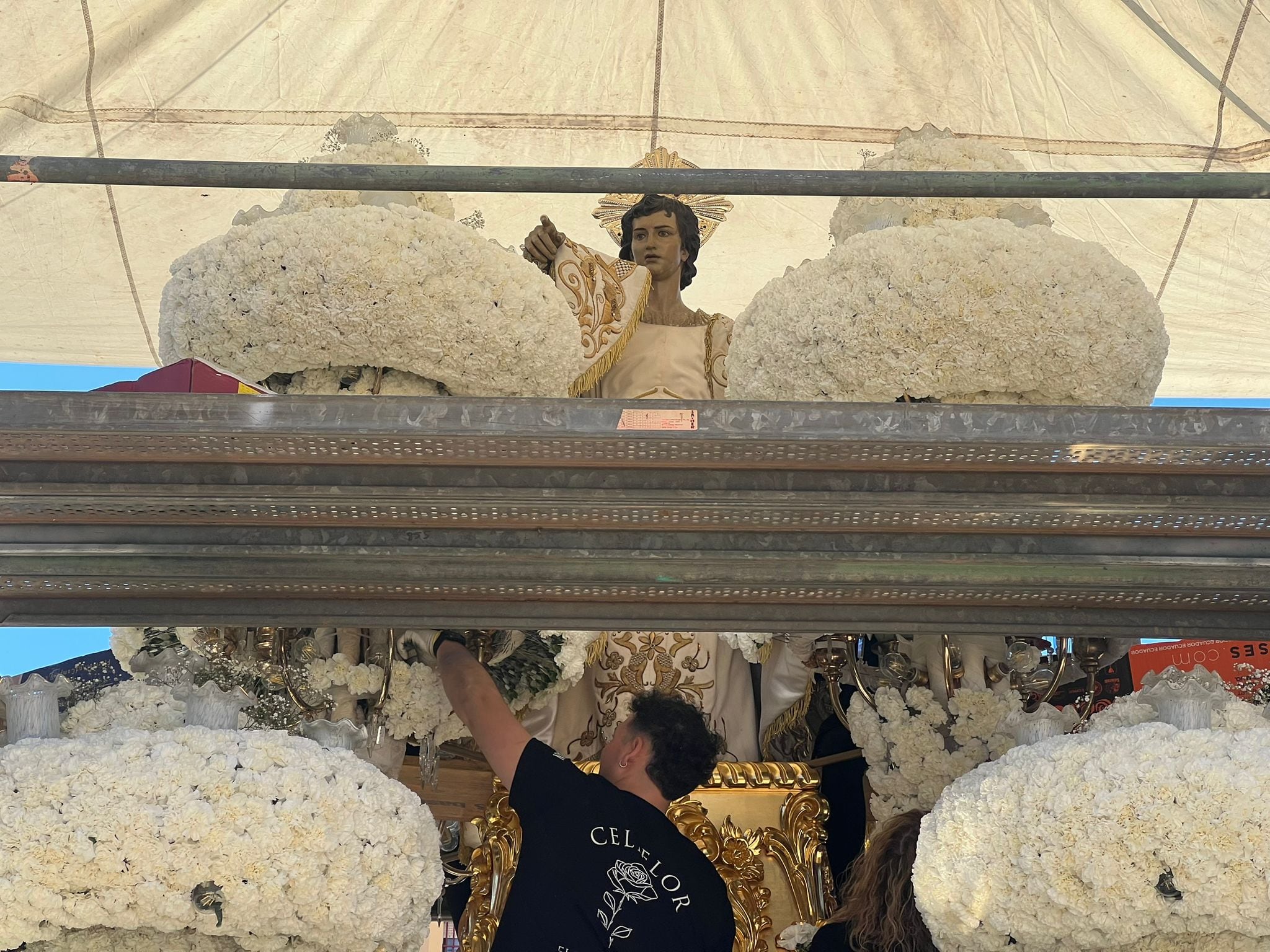 Clavel blanco, rosas y paniculata dan forma a una de las imágenes más reconocibles del Martes Santo