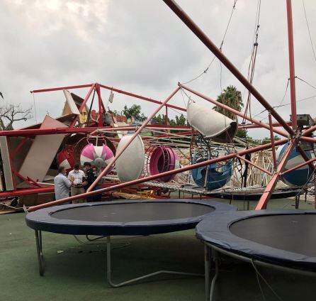 Así ha quedado el recinto ferial de Gandia después de las fuertes rachas de viento de este domingo.