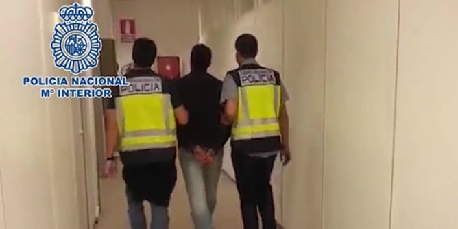 Uno de los 17 detenidos en la operación policial contra el contrabando de tabaco en Madrid