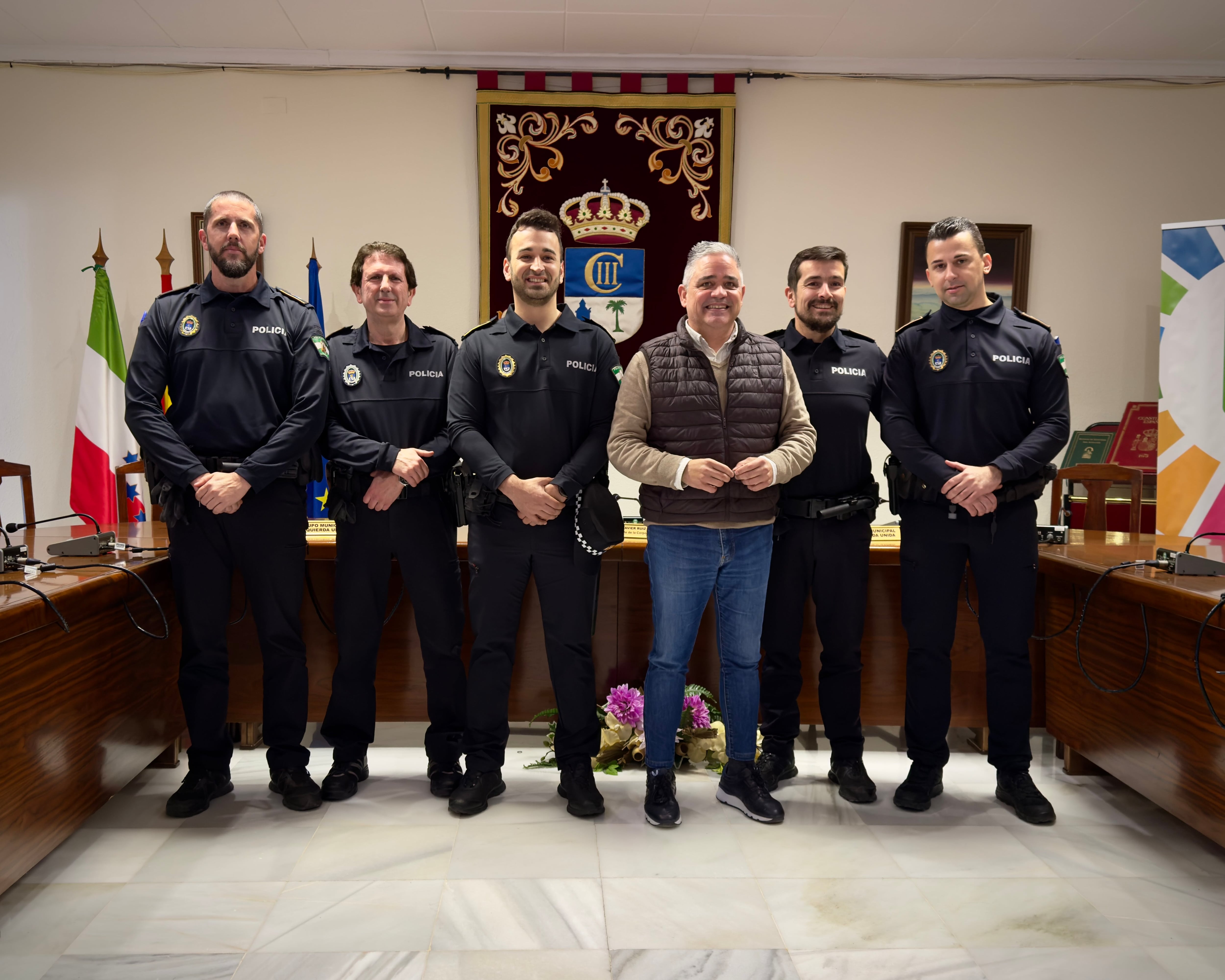 Agentes de Policía Local junto al alcalde de Fuente Palmera