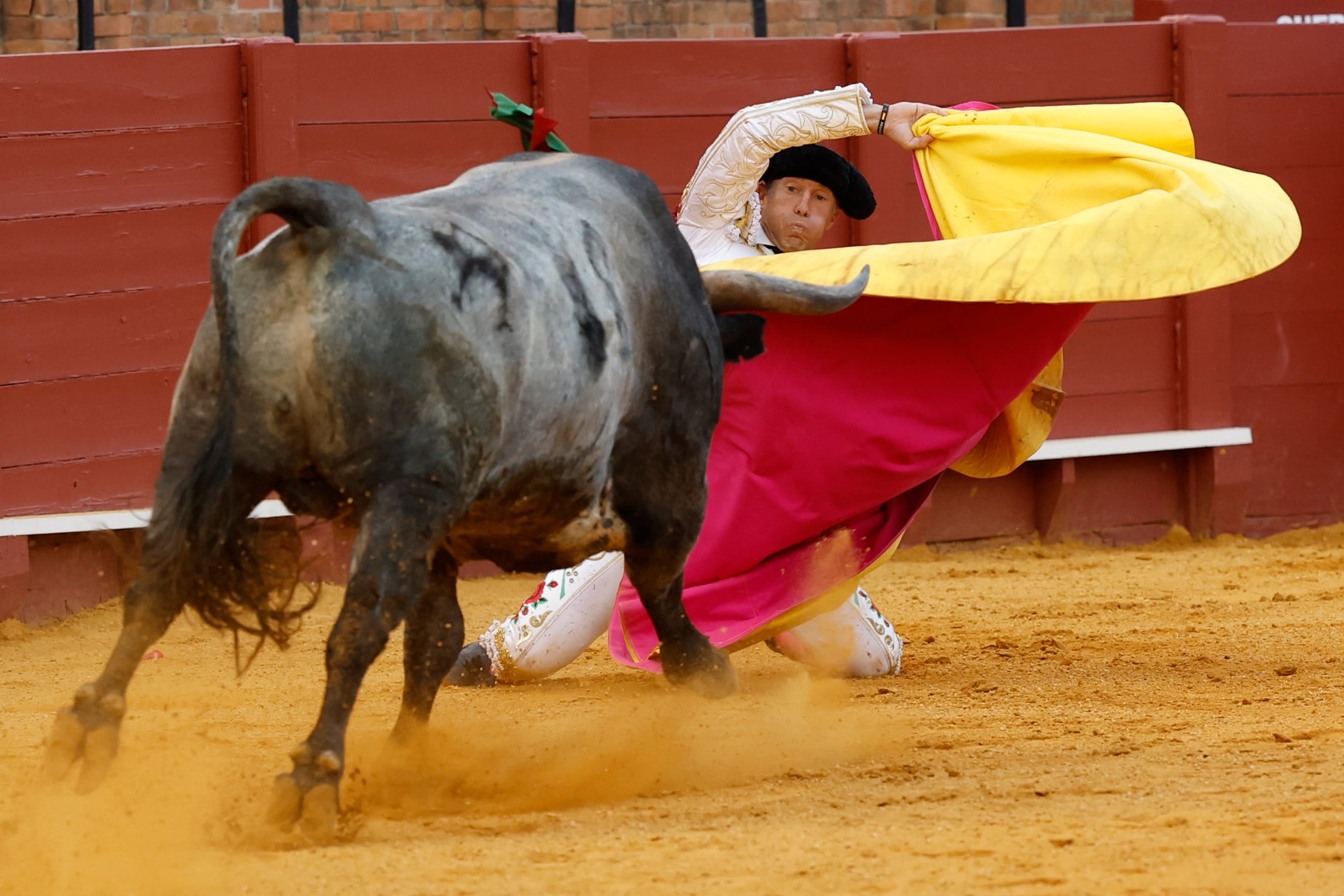 SEVILLA, 21/04/2024.- El diestro Manuel Escribano con el quinto toro de la tarde en el último festejo de la Feria de Abril, hoy domingo en la Real Maestranza de Sevilla, con toros de Miura. EFE/Julio Muñoz
