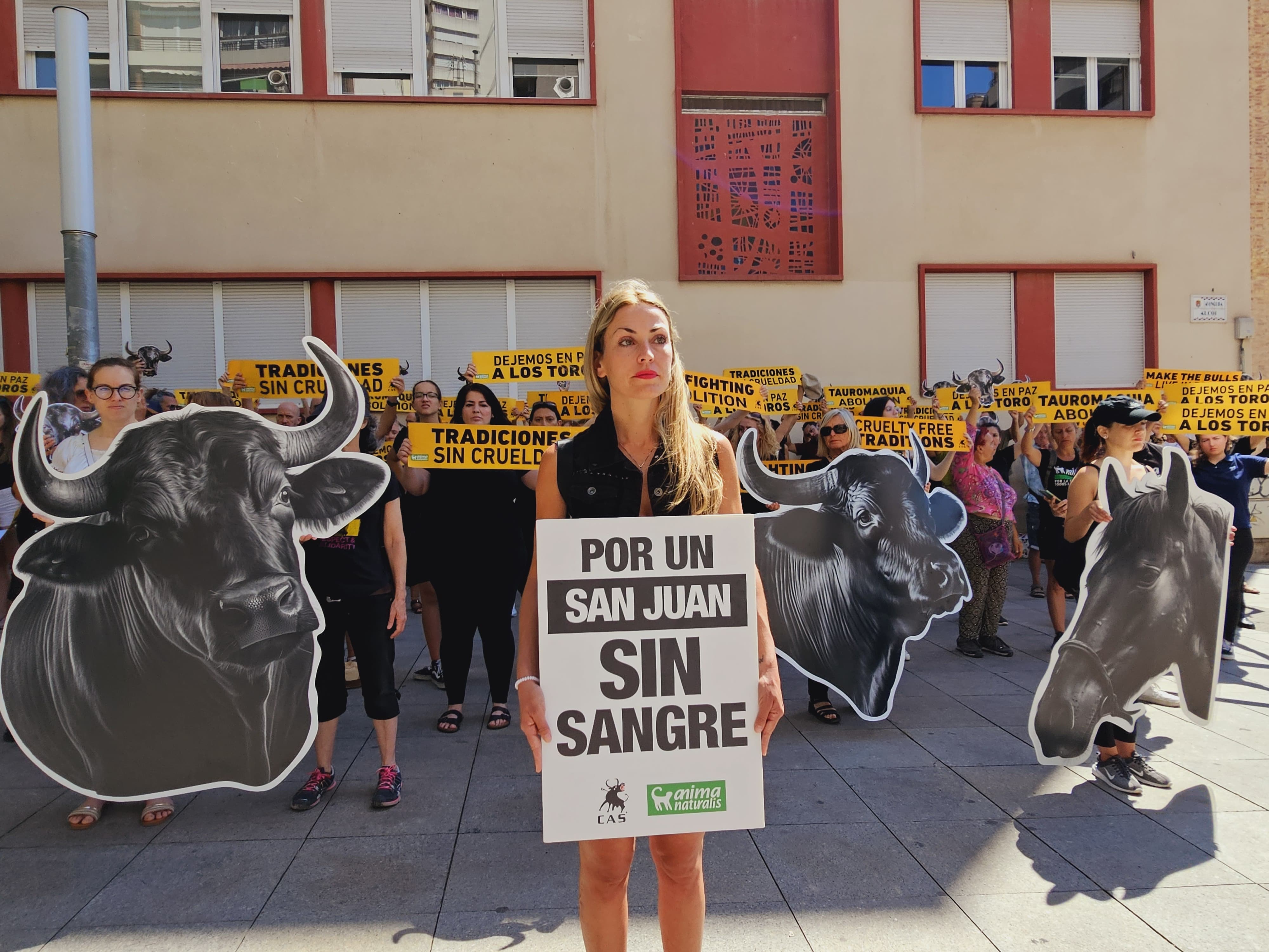 Performance de Anima Naturalis contra la celebración de la feria taurina de Hogueras