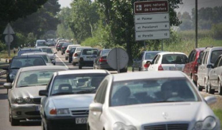 Coches en la carretera de El Saler, la CV500