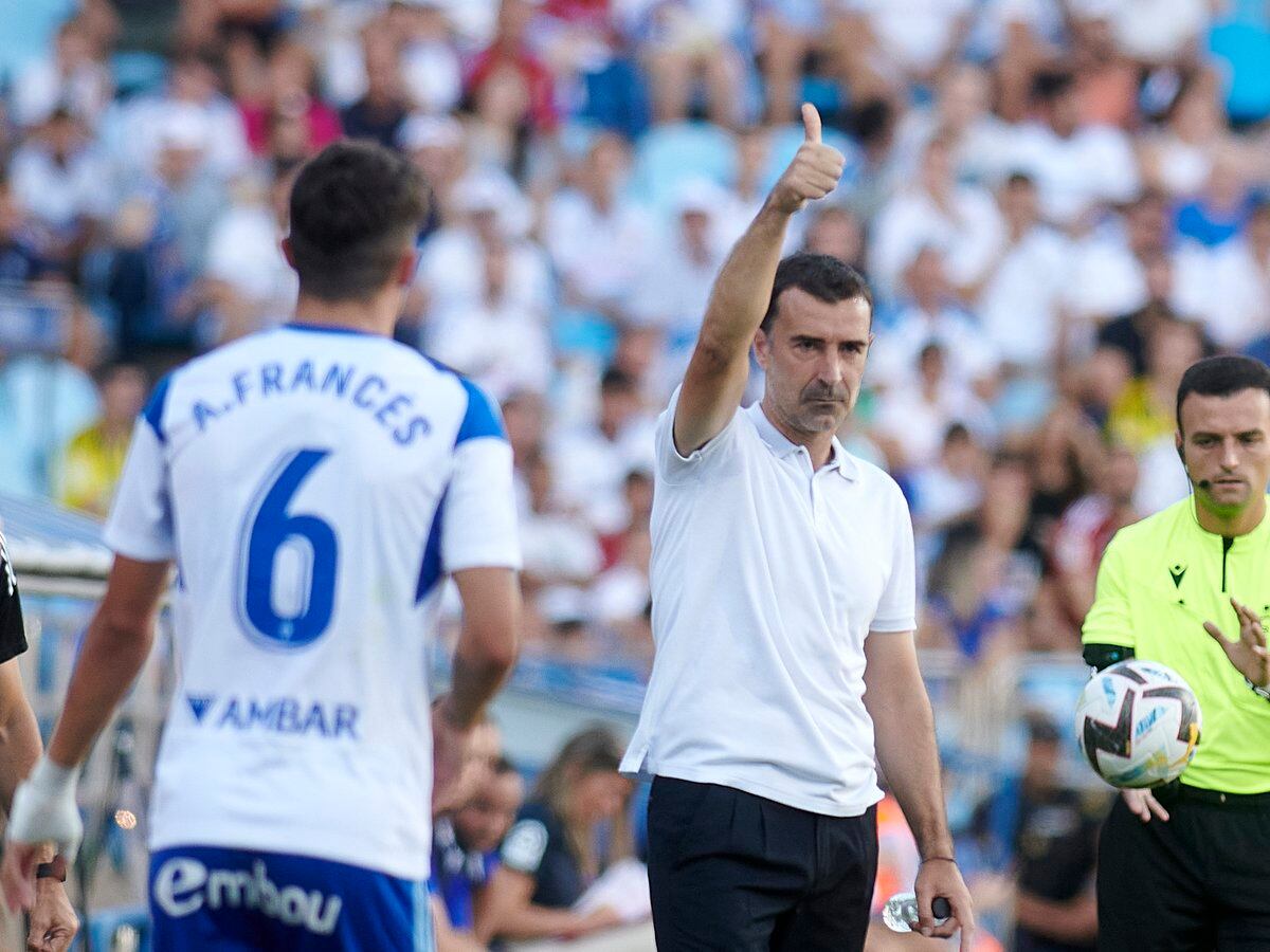 Carcedo da instrucciones durante un partido en La Romareda