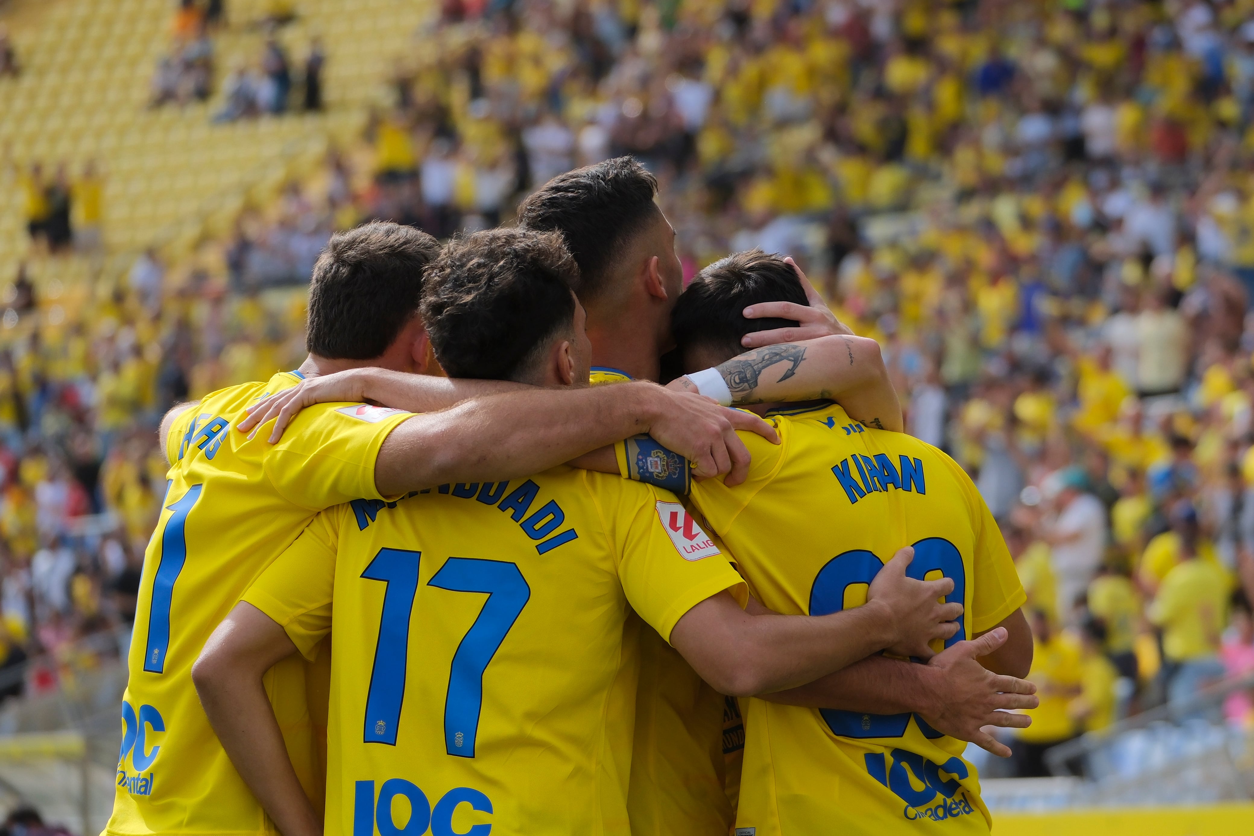 LAS PALMAS DE GRAN CANARIA (ESPAÑA), 13/01/2024.-  Los jugadores de la UD Las Palmas celebran el gol de su equipo durante el partido correspondiente a la Jornada 20 de LaLiga que disputan este sábado ante el Villarreal en el Estadio de Gran Canaria. EFE/ Angel Medina G.
