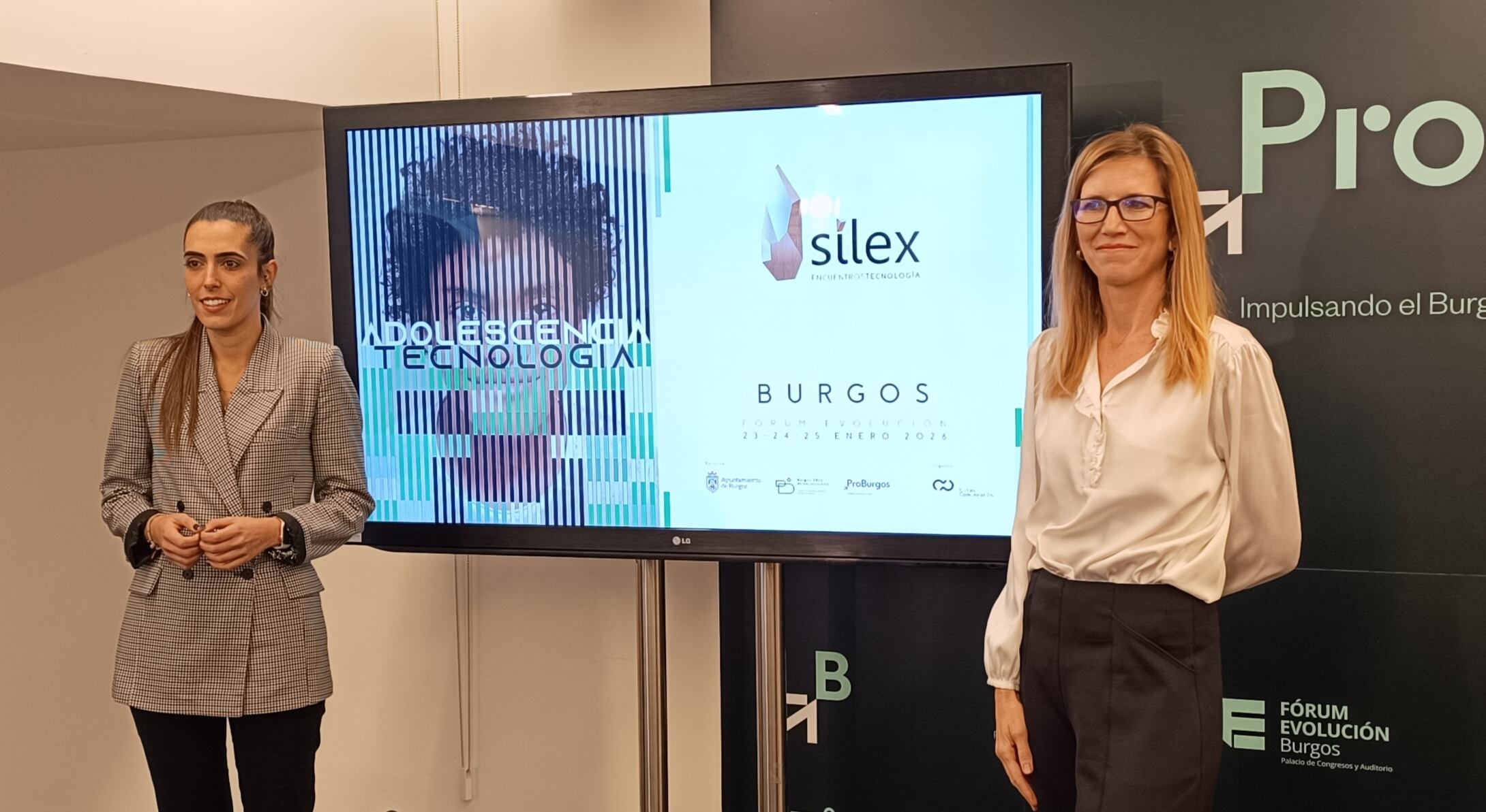 La presidenta de ProBur, Andrea Ballesteros, y Rosa Molina, directora de Silex, presentan el encuentro sobre adolescencia y tecnología