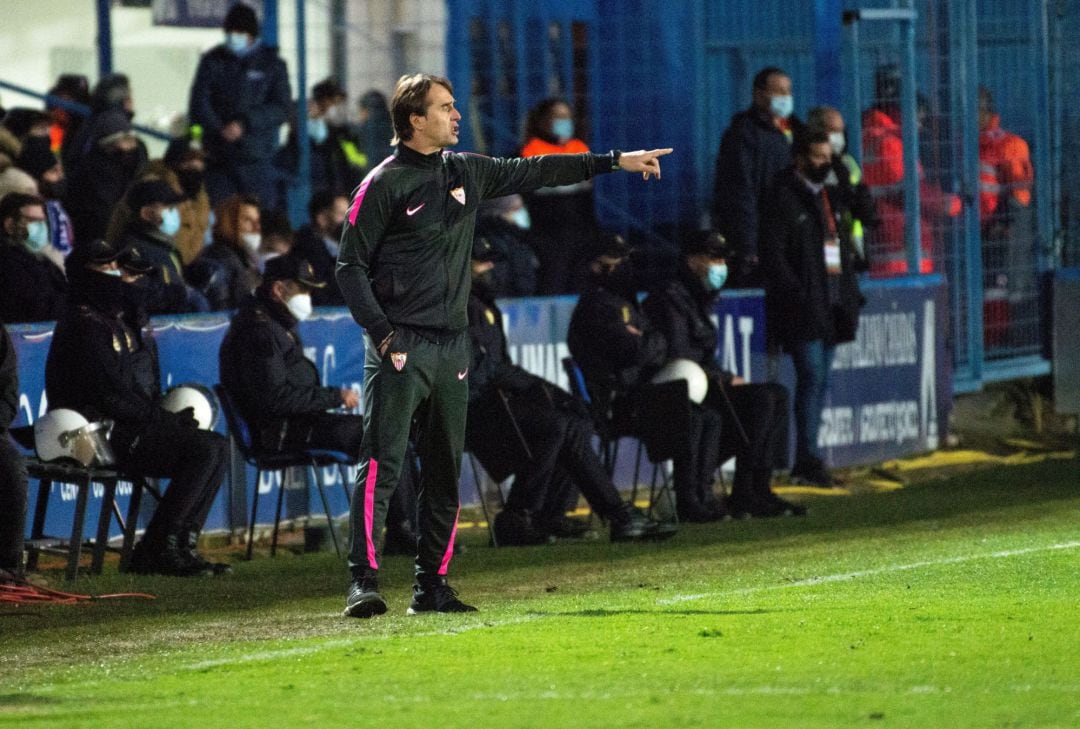El entrenador del Sevilla, Julen Lopetegui, durante el partido ante el Linares de segunda ronda de la Copa.