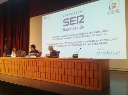 De izquierda a derecha, Lola Galán, defensora del lector de El País, el presentador de la mesa Carlos Serrano, y Alberto Fernández Torres, director general de Comunicación de Endesa.