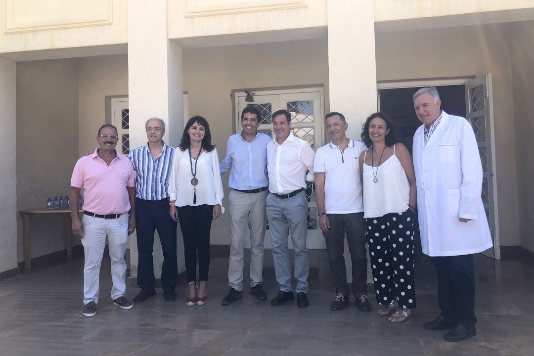 El diputado Juan Bautista Roselló (c), junto con el presidente Carlos Mazón y miembros del equipo del centro Doctor Esquerdo.