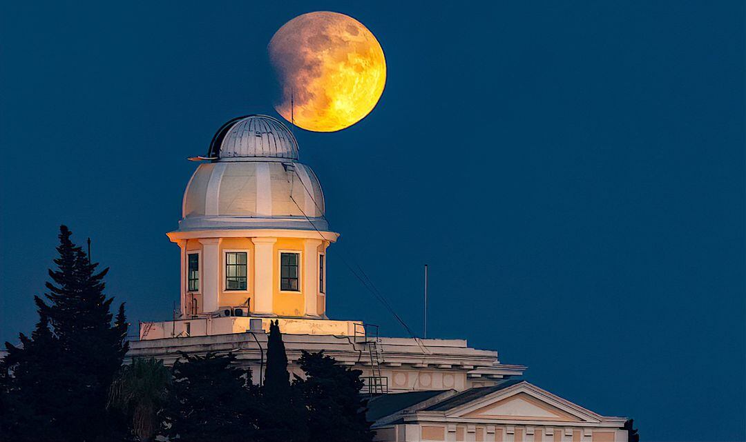 Eclipse de luna sobre la cúpula del Real Observatorio de San Fernando