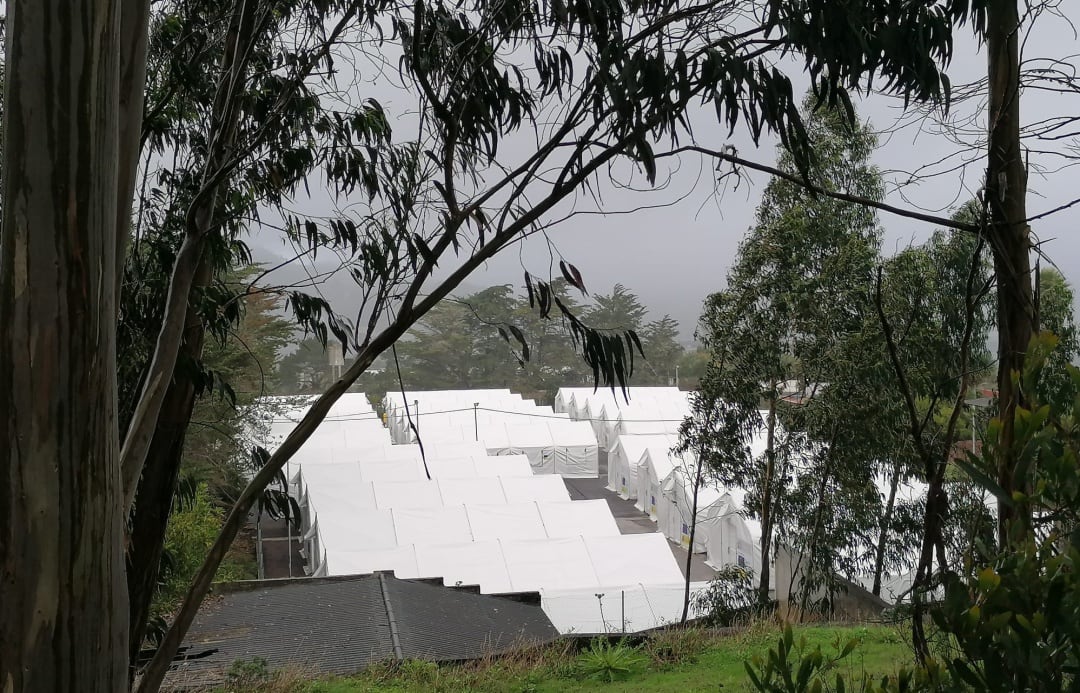 Después de haber pasado la primera noche en el interio del acuartelamiento de Las Raíces (La Laguna, Tenerife), los ochenta migrantes trasladados siguen padeciendo las lluvias y el frío en una zona donde el termómetro registraba 7 grados a las cinco de la