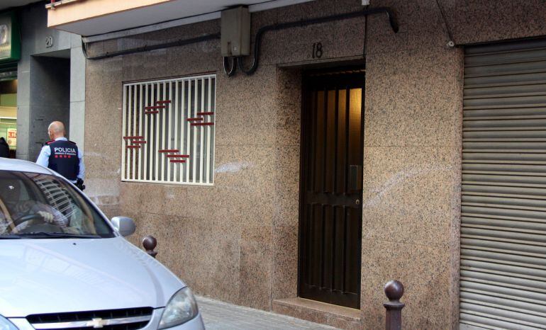 Imatge del portal del número 18 del carrer Jacint Verdaguer de Premià de Mar on es va trobar els cossos dels dos ancians assassinats 