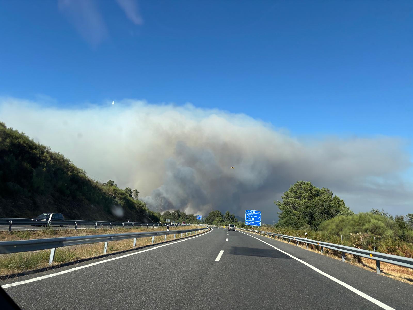 La A-52 tuvo que ser cortada el domingo por la tarde entre Melón y Ribadavia por culpa del fuego