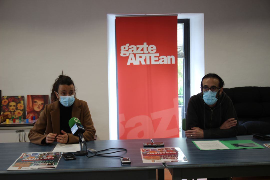 El delegado Educación y Juventud, Santi Jiménez, presentando en la rueda de prensa el programa de Colonias de este año y la técnica del aérea, Irati Redondo