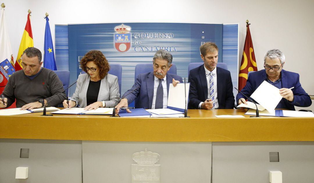 Gobierno, patronal y sindicatos firman la declaración institucional del Diálogo Social 
 GOBIERNO DE CANTABRIA
 