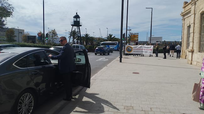 Plataforma Variante de Torrellano Ya! durante la visita del ministro Óscar Puente a Alicante. Foto: Elena Escudero