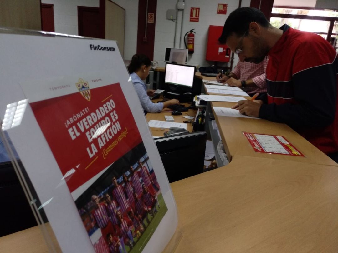 Aficionados en la sede del Almería.