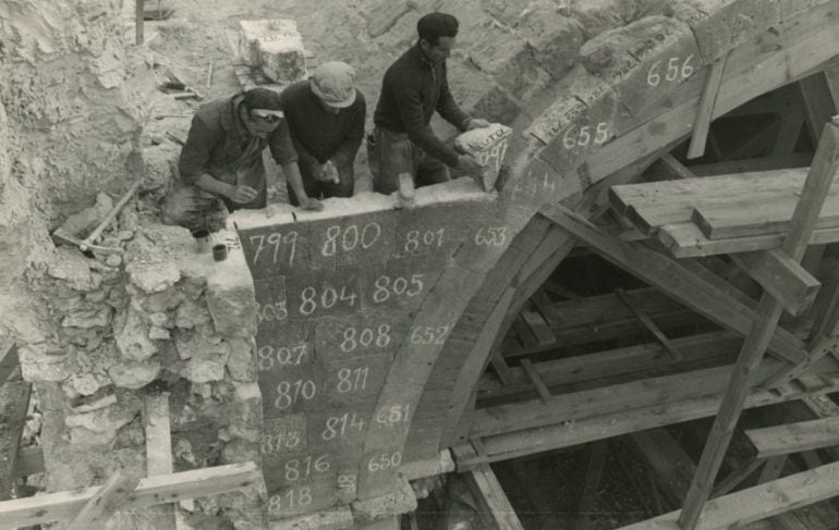 Imagen de las obras de desmontaje del abside en los años 50