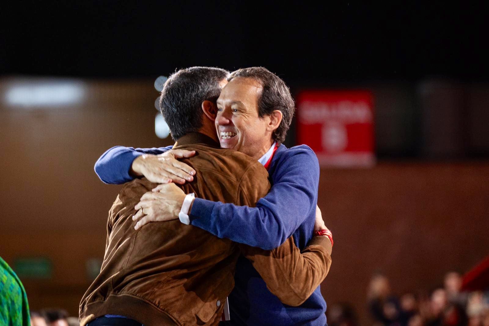 Marc Pons abraçant a Pedro Sánchez al Congrés