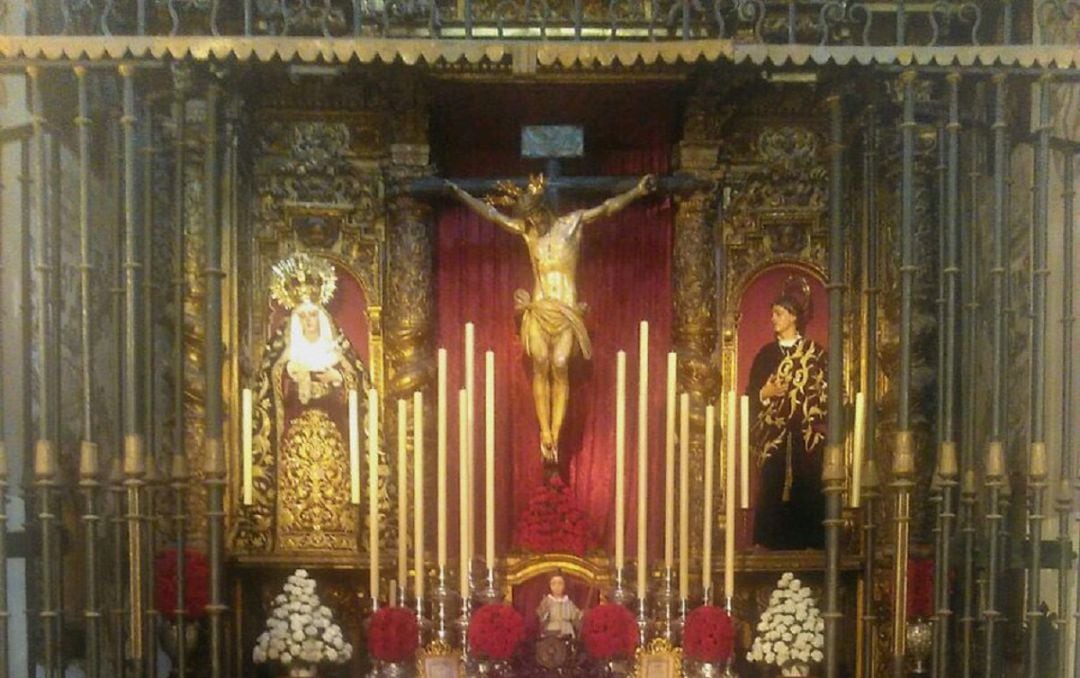 Los titulares de la Hermandad del Calvario en su capilla de la Parroquia de La Magdalena