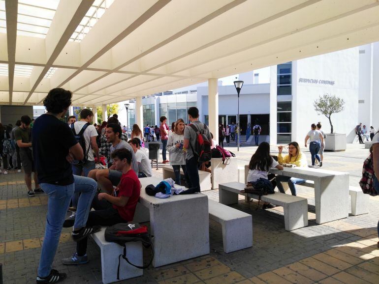 Los alumnos antes de realizar los exámenes en el campus universitario de La Asunción 
