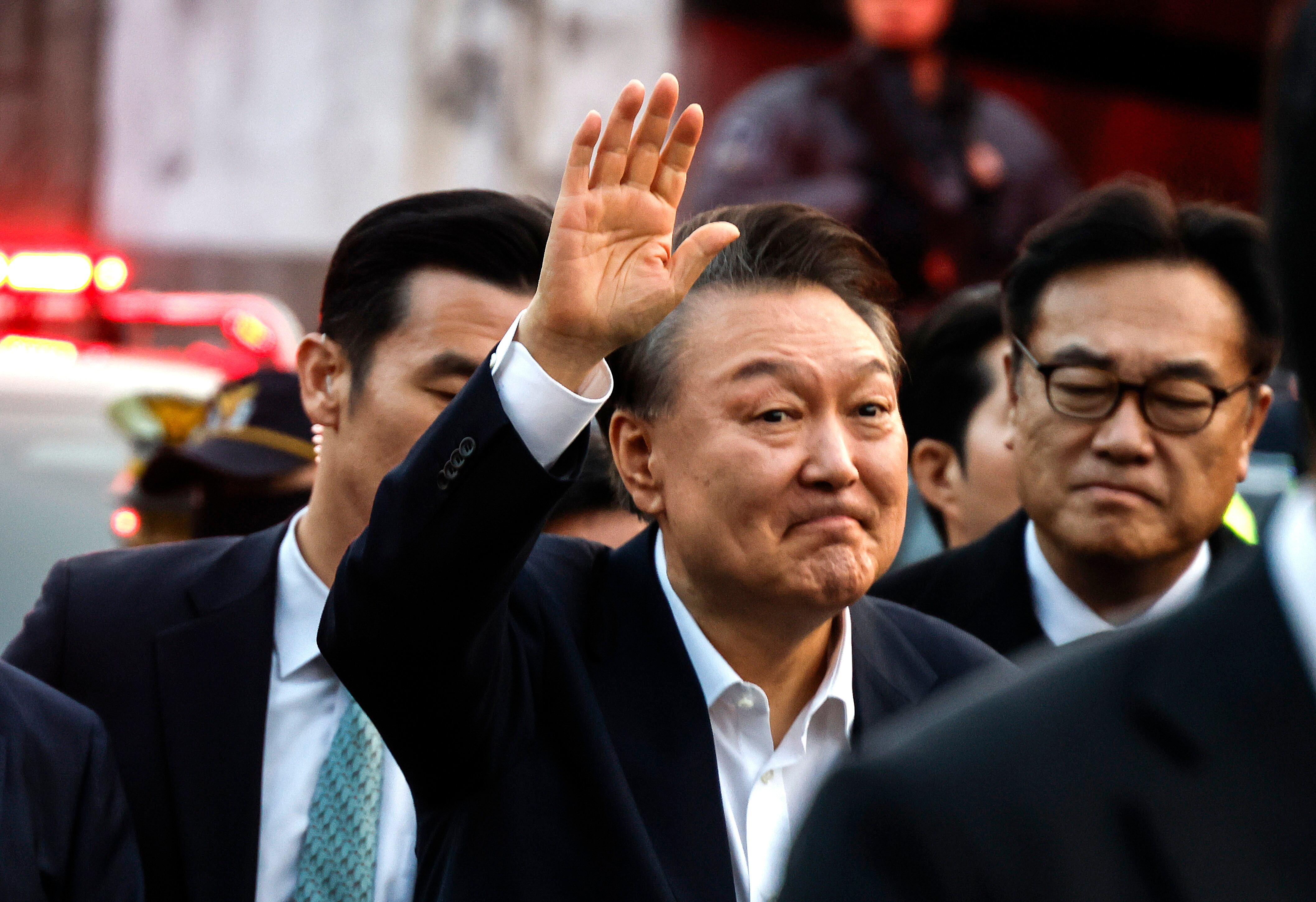 Yoon Suk-yeol a la salida del centro de detención en el que lleva detenido dos meses