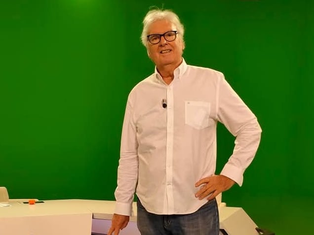 El exjugador del Real Madrid posando con uno de sus trofeos